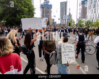 London. VEREINIGTES KÖNIGREICH. Juni 7th 2020. BLM Demonstranten in der Nine Elms Lane kurz bevor sie den marsch vor der US-Botschaft beginnen. Stockfoto