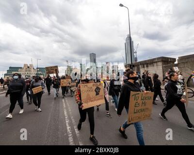 London. VEREINIGTES KÖNIGREICH. Juni 7th 2020. BLM Demonstranten marschieren in Vauxhall Brücke während der Black Lives Angelegenheit. Stockfoto
