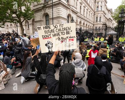 London. VEREINIGTES KÖNIGREICH. Juni 7th 2020. BLM Demonstranten vor Downing Street während der Black Lives Angelegenheit. Stockfoto