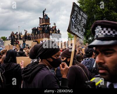 London, Großbritannien. Juni 2020. Schwarze Leben sind wichtig Protest vor der US-Botschaft in London. In Erinnerung an George Floyd, der am 25. Mai in Polizeigewahrsam in der US-Stadt Minneapolis getötet wurde. Quelle: Yousef Al Nasser Stockfoto