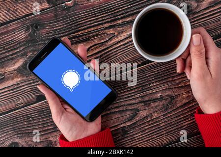 Antalya, TÜRKEI - 8. Juni 2020. Smartphone mit Logo der Signal Private Messenger App. Stockfoto