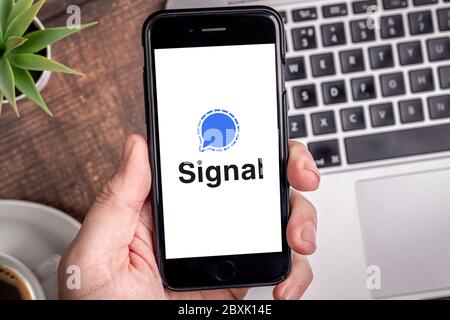 Antalya, TÜRKEI - 8. Juni 2020. Smartphone mit Logo der Signal Private Messenger App. Stockfoto