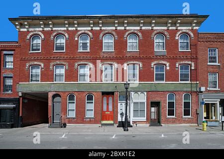 Kleines altes Ziegelgebäude Stockfoto