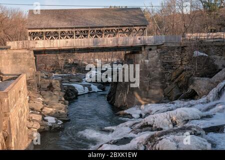 Die ursprüngliche Quechee Covered Bridge (Quechee, Vermont) im Winter, bevor sie im August 2011 bei den Überschwemmungen während des Hurrikans Irene zerstört wurde. Stockfoto