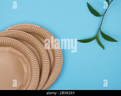 Papierschüsseln vor blauem Hintergrund. Stockfoto