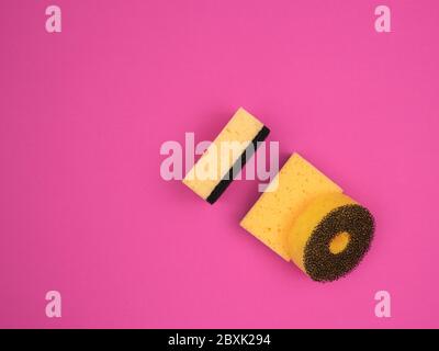 Schwamm zum Spülen auf rosa Hintergrund. Stockfoto