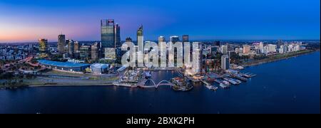 Perth Australien 5. November 2019: Luftpanorama der schönen Stadt Perth am Swan River in der Abenddämmerung Stockfoto