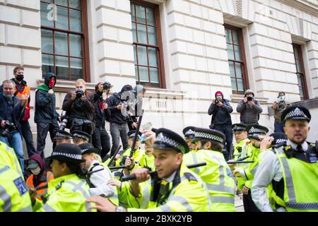 london UK 7. Juni 2020 Polizeibeamte blockieren Demonstranten in Whithall während des Protests gegen die Ermordung von George Floyd, der in Polizeigewahrsam der USA starb. Kredit: Thabo Jaiyesimi/Alamy Live News Stockfoto