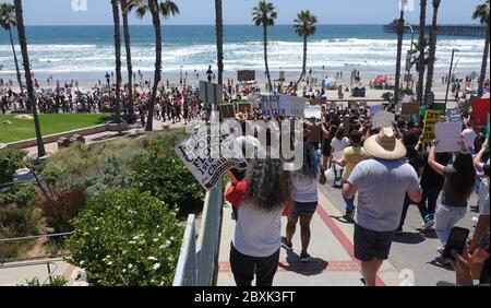 Oceanside, CA / USA - 7. Juni 2020: Demonstranten halten während eines friedlichen protestmarsches für Schwarze Leben im Landkreis San Diego ein Schild hoch. Stockfoto