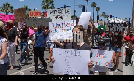 Oceanside, CA / USA - 7. Juni 2020: Demonstranten halten während eines friedlichen protestmarsches für Schwarze Leben im Landkreis San Diego ein Schild hoch. Stockfoto