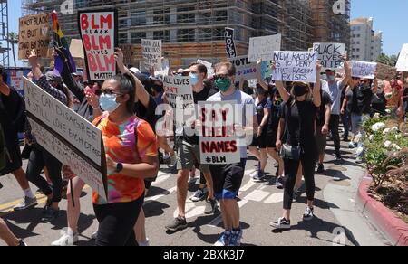 Oceanside, CA / USA - 7. Juni 2020: Demonstranten halten während eines friedlichen protestmarsches für Schwarze Leben im Landkreis San Diego ein Schild hoch. Stockfoto