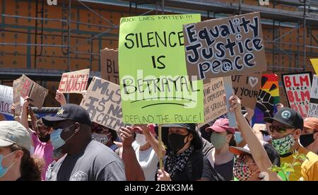 Oceanside, CA / USA - 7. Juni 2020: Demonstranten halten während eines friedlichen protestmarsches für Schwarze Leben im Landkreis San Diego ein Schild hoch. Stockfoto