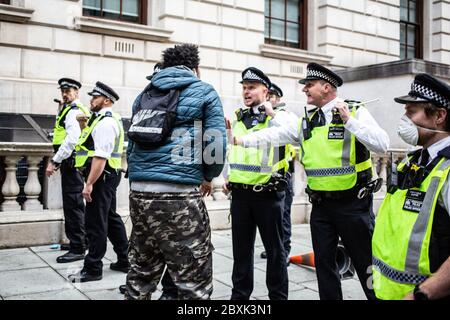 london UK 7. Juni 2020 Polizeibeamte blockieren Demonstranten in Whithall während des Protests gegen die Ermordung von George Floyd, der in Polizeigewahrsam der USA starb. Kredit: Thabo Jaiyesimi/Alamy Live News Stockfoto