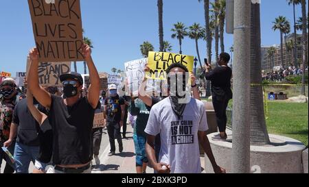 Oceanside, CA / USA - 7. Juni 2020: Demonstranten halten während eines friedlichen protestmarsches für Schwarze Leben im Landkreis San Diego ein Schild hoch. Stockfoto