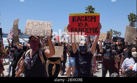 Oceanside, CA / USA - 7. Juni 2020: Demonstranten halten während eines friedlichen protestmarsches für Schwarze Leben im Landkreis San Diego ein Schild hoch. Stockfoto