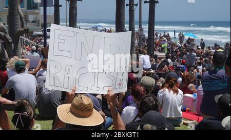 Oceanside, CA / USA - 7. Juni 2020: Demonstranten halten während eines friedlichen protestmarsches für Schwarze Leben im Landkreis San Diego ein Schild hoch. Stockfoto