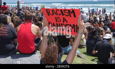 Oceanside, CA / USA - 7. Juni 2020: Demonstranten halten während eines friedlichen protestmarsches für Schwarze Leben im Landkreis San Diego ein Schild hoch. Stockfoto