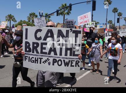 Oceanside, CA / USA - 7. Juni 2020: Demonstranten halten während eines friedlichen protestmarsches für Schwarze Leben im Landkreis San Diego ein Schild hoch. Stockfoto