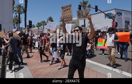 Oceanside, CA / USA - 7. Juni 2020: Demonstranten halten während eines friedlichen protestmarsches für Schwarze Leben im Landkreis San Diego ein Schild hoch. Stockfoto