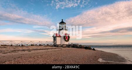 Brand Point Lighthouse, auf der Insel Nantucket in Massachusetts gelegen, dekoriert für die Feiertage mit einem Weihnachtskranz und gekreuzten Rudern. Stockfoto