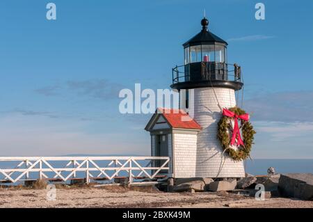 Brand Point Lighthouse, auf der Insel Nantucket in Massachusetts gelegen, dekoriert für die Feiertage mit einem Weihnachtskranz und gekreuzten Rudern. Stockfoto