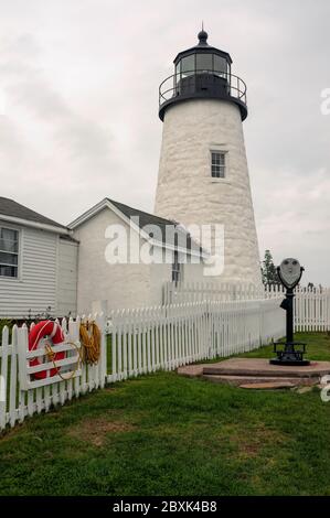 Ein nebliger Tag am Pemaquid Point Lighthouse, gelegen in Bristol, Lincoln County, Maine. Ein weißer Zaun umgibt den Leuchtturm und die Gebäude. Stockfoto