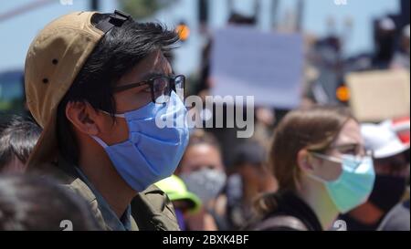 Oceanside, CA / USA - 7. Juni 2020: Nahaufnahme eines Protesters, der bei einer friedlichen Protestkundgebung von Black Lives Matter zuhört Stockfoto