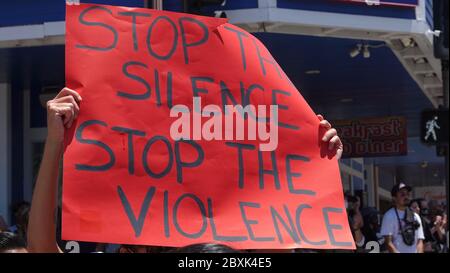 Oceanside, CA / USA - 7. Juni 2020: Nahaufnahme eines Schilds mit der Aufschrift "das Schweigen stoppen, die Gewalt stoppen" bei einem protestmarsch von Black Lives Matter Stockfoto