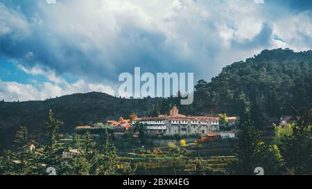 Altes Macairas Kloster in Zypern Berge. Alte religiöse mediterrane Architektur. Stockfoto