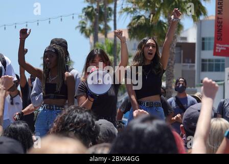 Oceanside, CA / USA - 7. Juni 2020: Die Organisatoren eines friedlichen protestmarsches "Black Lives Matter" sprechen mit stierkampfarena vor der Menge. Stockfoto