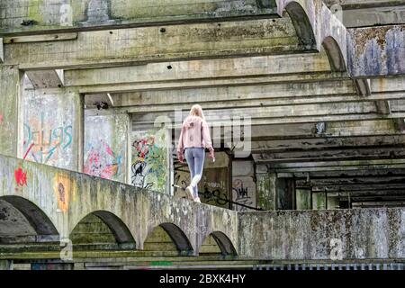 Cardross, Glasgow, Schottland, Großbritannien 7. Juni 2020: UK Wetter: Schönes Wetter in Cardross am Fluss clyde im le corbussier inspirierte Brutalist st peters Seminarruine in Kilmahew Wäldern. Quelle: Gerard Ferry/Alamy Live News Stockfoto