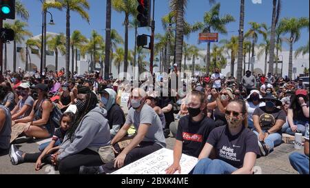 Oceanside, CA / USA - 7. Juni 2020: Eine große friedliche Menge von Demonstranten hört einer Protestkundgebung von Black Lives Matter zu, einer von vielen in der Gegend von San Diego. Stockfoto