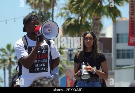 Oceanside, CA / USA - 7. Juni 2020: Die Organisatoren eines friedlichen protestmarsches "Black Lives Matter" sprechen mit stierkampfarena vor der Menge. Stockfoto