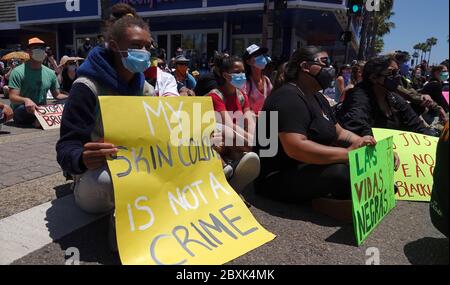 Oceanside, CA / USA - 7. Juni 2020: Frau hält ein Schild mit der Aufschrift "Meine Hautfarbe ist kein Verbrechen" während des protestmarsches von Black Lives Matter hoch. Stockfoto
