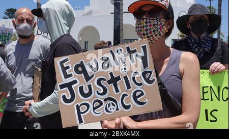 Oceanside, CA / USA - 7. Juni 2020: Demonstranten halten während eines friedlichen protestmarsches für Schwarze Leben im Landkreis San Diego ein Schild hoch. Stockfoto