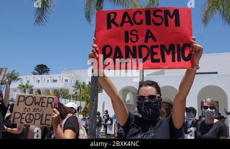 Oceanside, CA / USA - 7. Juni 2020: Frau hält ein Schild mit der Aufschrift "No Justice, No Peace" während des protestmarsches von Black Lives Matter hoch. Stockfoto