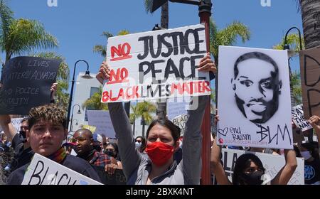 Oceanside, CA / USA - 7. Juni 2020: Frau hält ein Schild mit der Aufschrift "No Justice, No Peace" während des protestmarsches von Black Lives Matter hoch Stockfoto