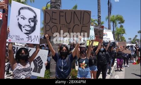 Oceanside, CA / USA - 7. Juni 2020: Demonstranten halten während eines friedlichen protestmarsches für Schwarze Leben im Landkreis San Diego ein Schild hoch. Stockfoto