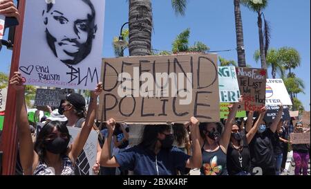 Oceanside, CA / USA - 7. Juni 2020: Demonstranten halten während eines friedlichen protestmarsches für Schwarze Leben im Landkreis San Diego ein Schild hoch. Stockfoto