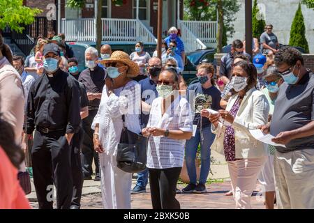 Detroit, Michigan, USA. Juni 2020. Detroit katholischer Erzbischof Allen Vigneron führte einen Rosenkranz für die Rassengerechtigkeit außerhalb Ste. Anne-Basilika. Das Ereignis kam nach zwei Wochen von Protesten über der Polizeimorde von George Floyd in Minneapolis. Die anwesenden Gemeindemitglieder wurden gebeten, wegen der Coronavirus-Pandemie soziale Distanzierung zu praktizieren und Masken zu tragen. Kredit: Jim West/Alamy Live News Stockfoto