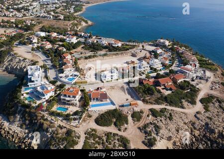 Zypern, Villen Gebäude auf Klippe für Resort in der Nähe von Paphos Stadt, Luftaufnahme. Stockfoto