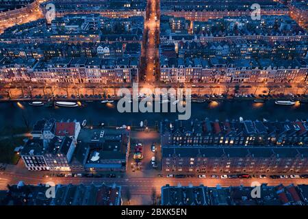 Schöner Abend Amsterdam Luftaufnahme von oben mit engen Kanälen und alten berühmten Tanzhäusern Architektur. Stockfoto