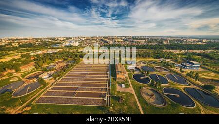 Luftpanorama der Stadt oder städtischen Kläranlage, Filtration von Schmutz oder Abwasser. Stockfoto