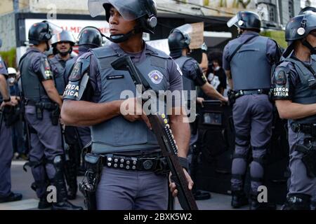 Sao Paulo, Sao Paulo, Brasilien. Juni 2020. (INT) Demonstranten in Sao Paulo festgenommen. 7. Juni 2020, Sao Paulo, Brasilien: Demonstranten werden nach Konfrontation mit der Militärpolizei während des Gesetzes gegen Faschismus und Rassismus in Pinheiros, westlich von Sao Paulo, an diesem Sonntag festgenommen. Kredit: Fabricio Bomjardim/Thenews2 Kredit: Fabricio Bomjardim/TheNEWS2/ZUMA Wire/Alamy Live News Stockfoto