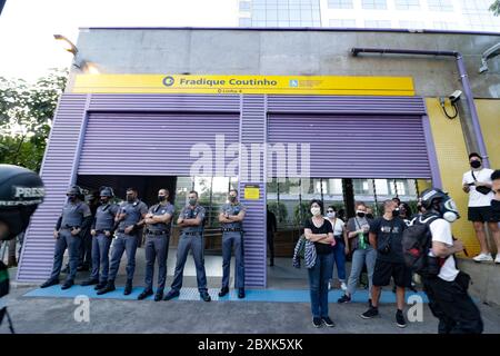 Sao Paulo, Sao Paulo, Brasilien. Juni 2020. (INT) Demonstranten in Sao Paulo festgenommen. 7. Juni 2020, Sao Paulo, Brasilien: Demonstranten werden nach Konfrontation mit der Militärpolizei während des Gesetzes gegen Faschismus und Rassismus in Pinheiros, westlich von Sao Paulo, an diesem Sonntag festgenommen. Kredit: Fabricio Bomjardim/Thenews2 Kredit: Fabricio Bomjardim/TheNEWS2/ZUMA Wire/Alamy Live News Stockfoto