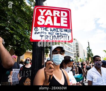 Washington, Usa. Juni 2020. 7. Juni 2020 - Washington, DC, USA: "Yard Sale @ das Weiße Haus alles muss inklusive sein", unterschreiben bei einem Protest für den Tod von George Floyd und Black Live Matter. (Foto: Michael Brochstein/Sipa USA) Quelle: SIPA USA/Alamy Live News Stockfoto