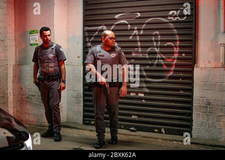 Sao Paulo, Sao Paulo, Brasilien. Juni 2020. (INT) Demonstranten in Sao Paulo festgenommen. 7. Juni 2020, Sao Paulo, Brasilien: Demonstranten werden nach Konfrontation mit der Militärpolizei während des Gesetzes gegen Faschismus und Rassismus in Pinheiros, westlich von Sao Paulo, an diesem Sonntag festgenommen. Kredit: Fabricio Bomjardim/Thenews2 Kredit: Fabricio Bomjardim/TheNEWS2/ZUMA Wire/Alamy Live News Stockfoto