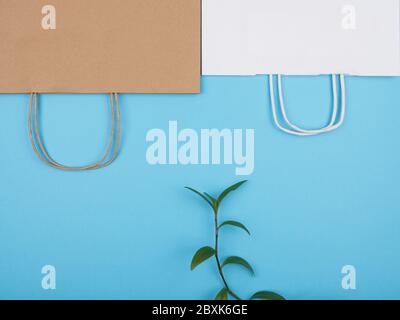 Papiertüten auf blauem Hintergrund. Stockfoto