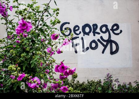 london UK 7. Juni 2020 Graffiti von george floyd Name wird in der Nähe der US-Botschaft während des Protests gegen die Tötung von George Floyd gesehen. Kredit: Thabo Jaiyesimi/Alamy Live News Stockfoto