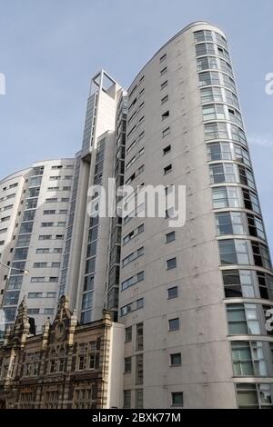 Der Altolusso Tower in Cardiff Wales, Großbritannien, Fassade des New College High Rise City Centre, lebendiges Wahrzeichen Gebäude Wolkenkratzer Architektur Stockfoto